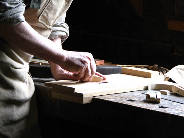 Nacemos de la influencia y formación  heredada en el sector de la <strong>carpintería de madera y ebanistería  en Coslada.</strong>